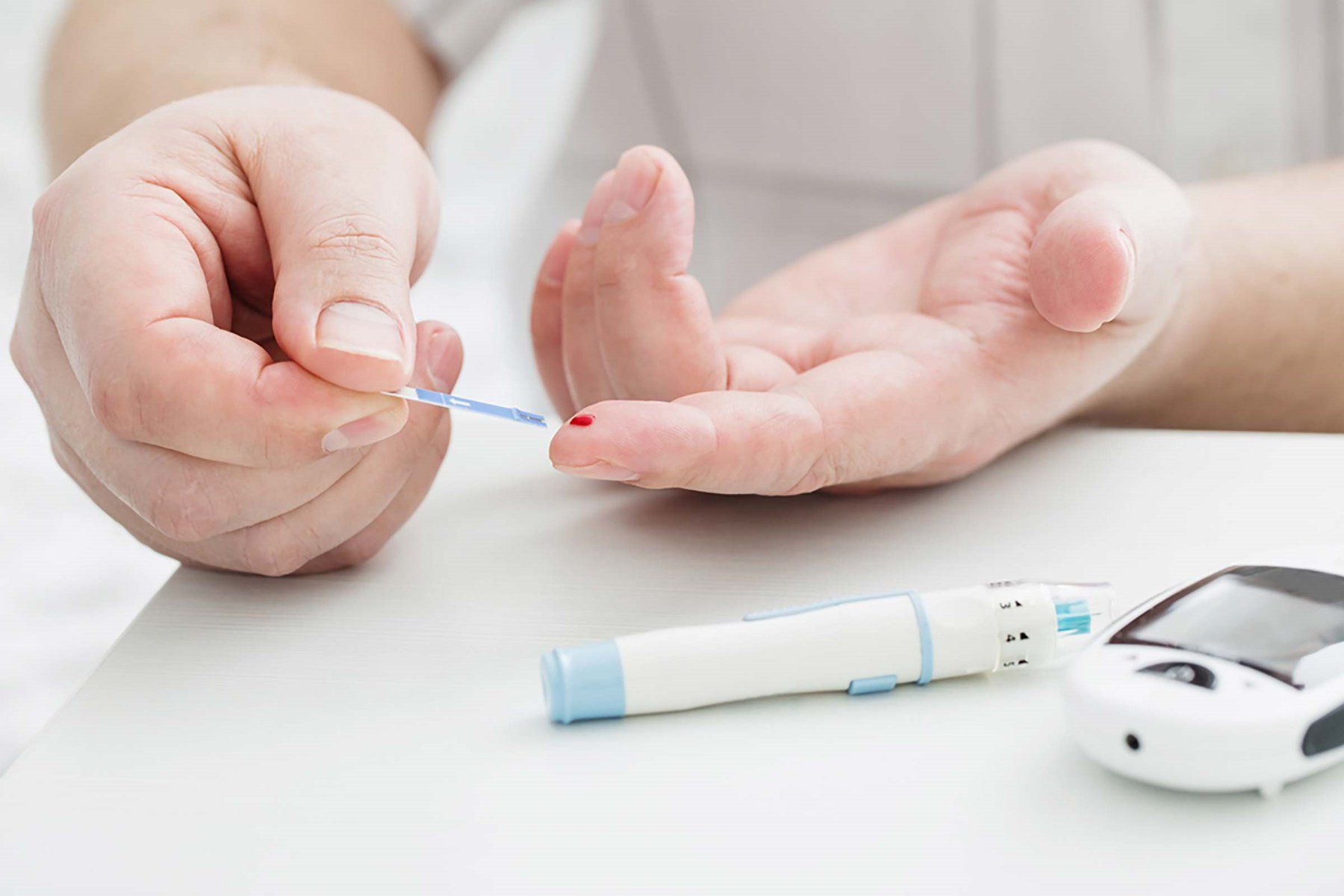 Sơ đồ minh họa các yếu tố gây tăng đường huyết trong ICU và hậu quả của nó