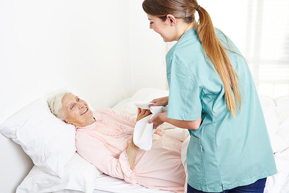 Điều dưỡng thực hiện chăm sóc da cho bệnh nhân nằm liệt giường một phần quan trọng trong phòng ngừa loét tỳ đè