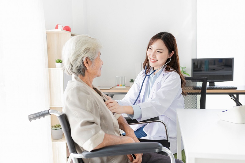 Bác sĩ đang khám tim cho bệnh nhân sử dụng ống nghe để phát hiện các âm thanh bất thường