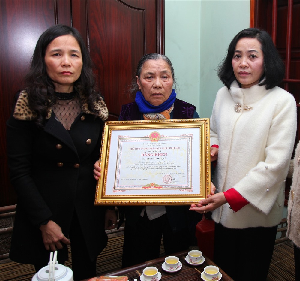 Hình ảnh trao giấy khen cho cá nhân có thành tích xuất sắc