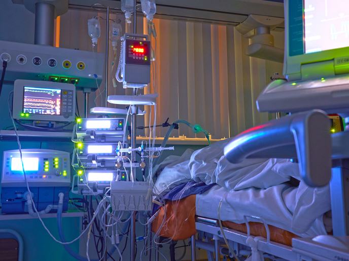 Hình ảnh minh họa hệ thống theo dõi đường huyết liên tục CGM được sử dụng trong ICU