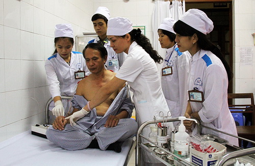 Hình ảnh minh họa bác sĩ giàu kinh nghiệm đang hướng dẫn các sinh viên y khoa trẻ tuổi