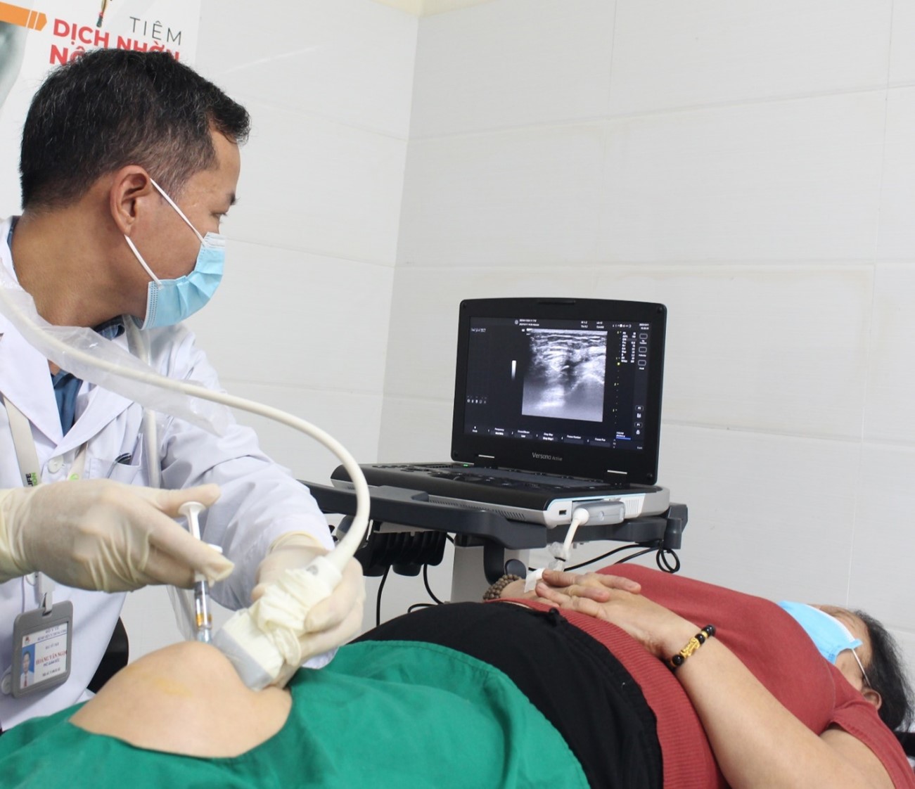 Bác sĩ thực hiện tiêm khớp gối dưới hướng dẫn siêu âm