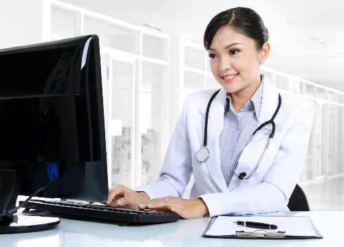 Bác sĩ làm việc với hệ thống quản lý dữ liệu y tế