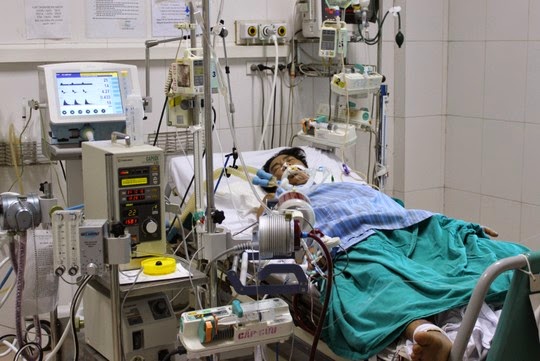 Hình ảnh minh họa nhân viên y tế đang sử dụng máy ECMO để hỗ trợ tuần hoàn và hô hấp cho bệnh nhân trong phòng hồi sức cấp cứu
