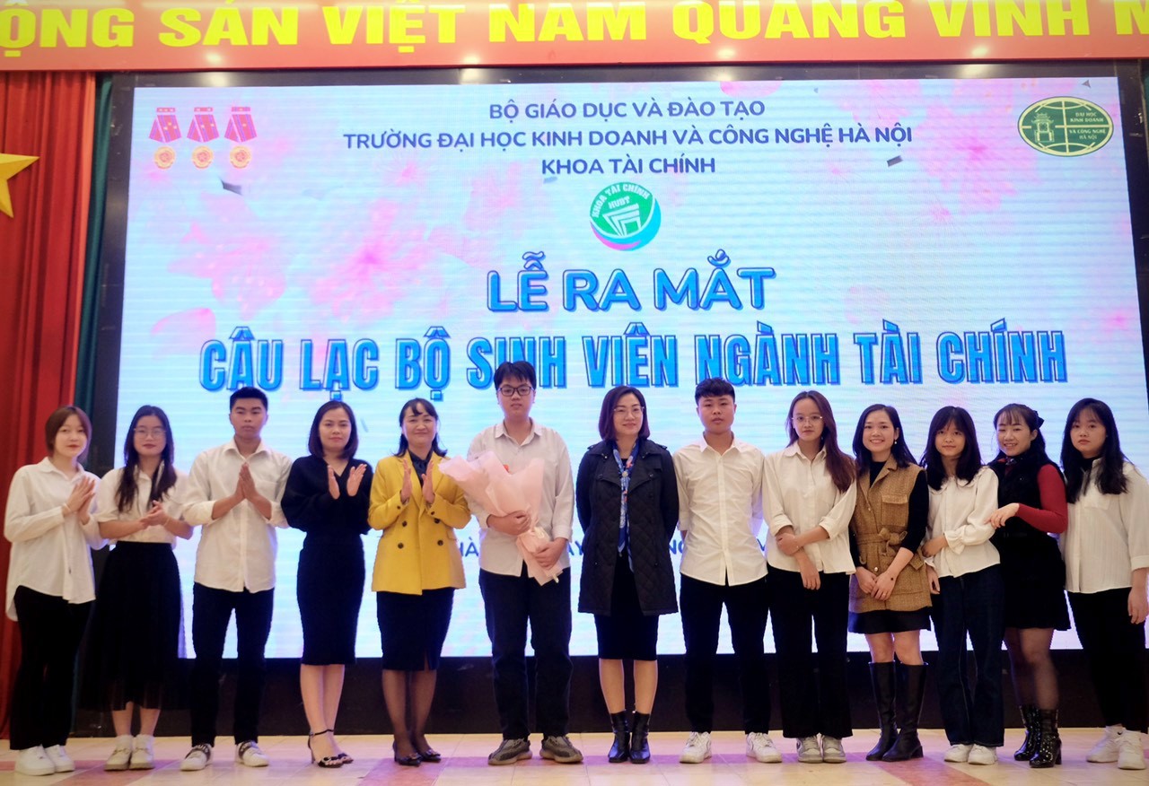 Hình ảnh minh họa về quản lý tài chính câu lạc bộ với sổ sách máy tính và biểu đồ tăng trưởng