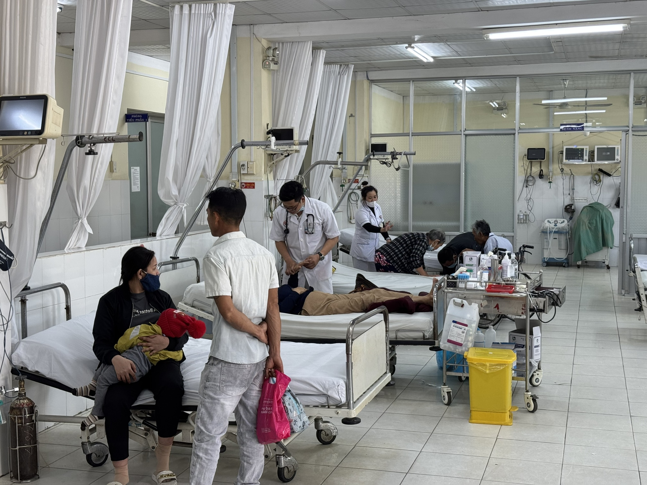 Hình ảnh minh họa đội ngũ y tế đa chuyên khoa đang phối hợp cấp cứu cho bệnh nhân trong tình trạng báo động đỏ