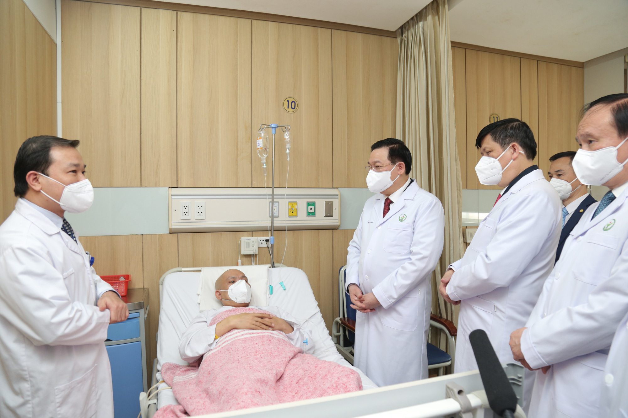 Cuộc họp khẩn cấp của đội ngũ y bác sĩ từ các chuyên khoa khác nhau để thảo luận về ca bệnh phức tạp