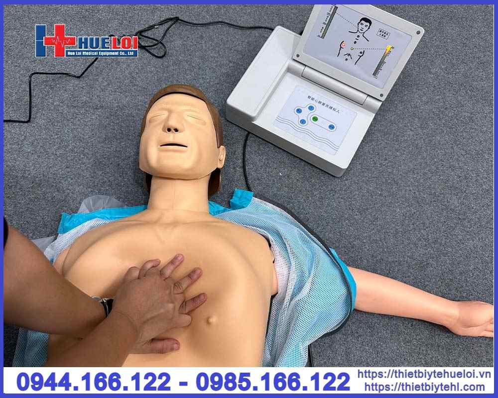 Một người đang thực hiện ép tim và thổi ngạt trên mô hình CPR thể hiện kỹ thuật đúng và vị trí đặt tay chính xác