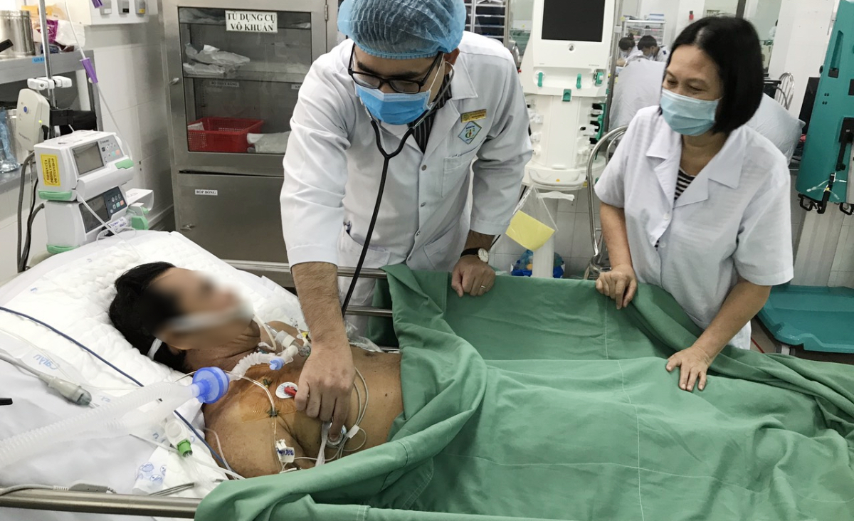 Đội ngũ bác sĩ cấp cứu đang phối hợp hồi sức tim phổi cho bệnh nhân trong tình huống khẩn cấp