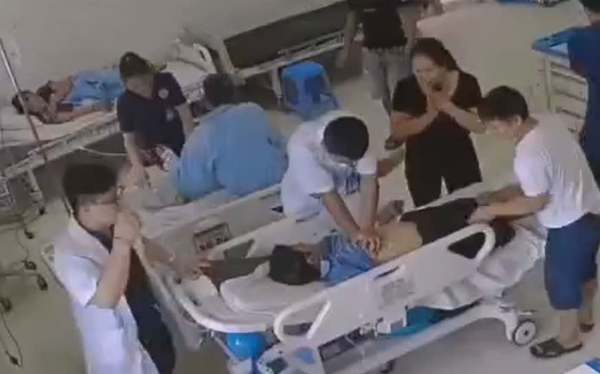 Nhân viên y tế thực hiện ép tim cho bệnh nhân thể hiện sự phối hợp nhịp nhàng trong quá trình hồi sức