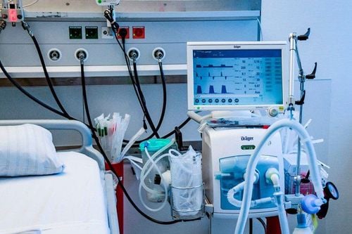 Sơ đồ quy trình cai thở máy bao gồm đánh giá khả năng cai thở máy lựa chọn phương pháp cai thở máy và theo dõi sát sao trong quá trình cai thở máy