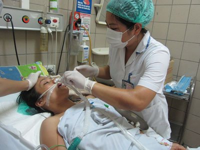 Điều dưỡng viên thực hiện hút đờm cho bệnh nhân thở máy đảm bảo vô trùng và kỹ thuật đúng để loại bỏ dịch tiết và duy trì đường thở thông thoáng