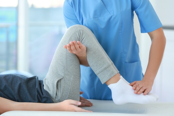 Bệnh nhân đang thực hiện các bài tập vật lý trị liệu để cải thiện chức năng khớp gối
