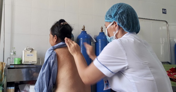 Chuyên gia vật lý trị liệu hô hấp thực hiện kỹ thuật vỗ rung lồng ngực để giúp bệnh nhân long đờm và dễ dàng tống xuất ra ngoài
