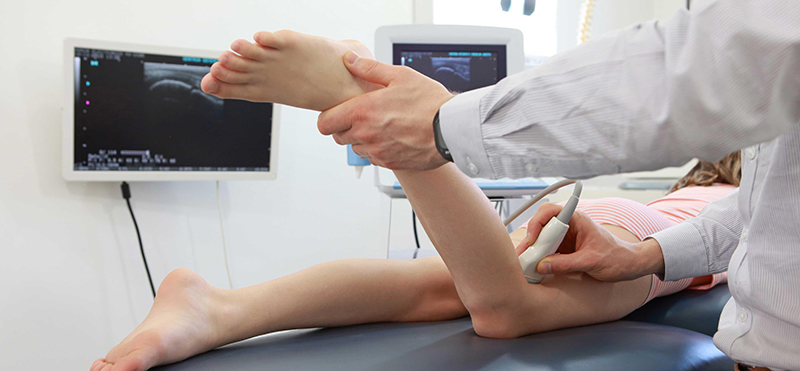 Bác sĩ đang thực hiện siêu âm Doppler động mạch chi dưới