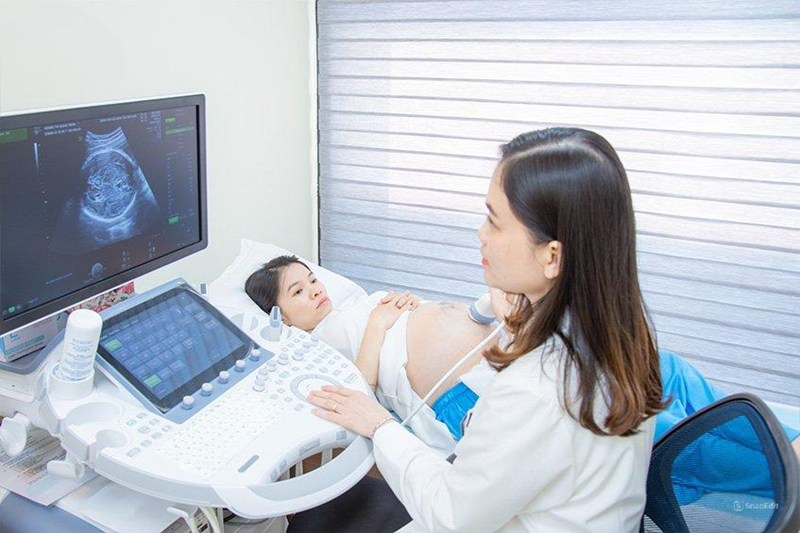Các nhà khoa học đang nghiên cứu về siêu âm Doppler trong phòng thí nghiệm
