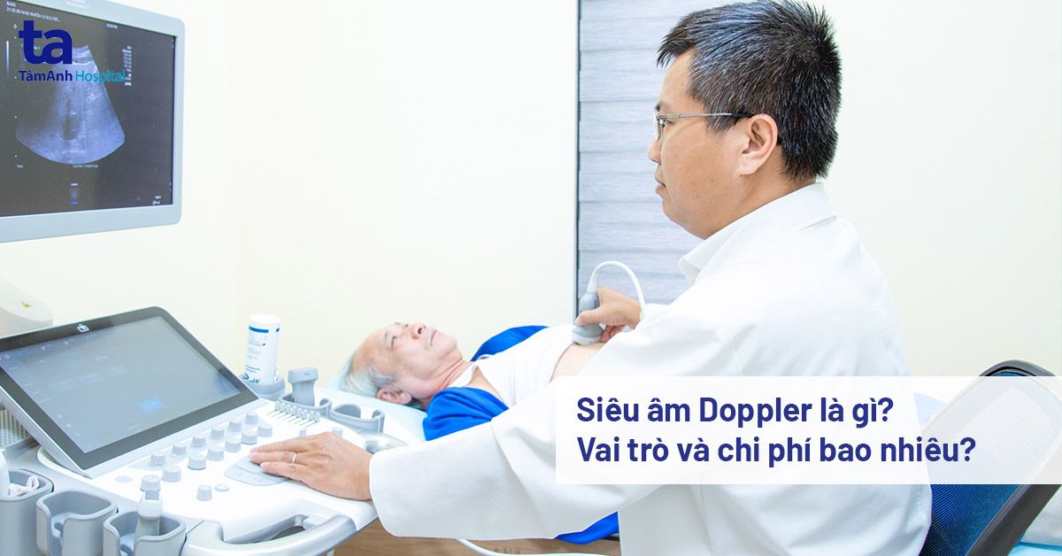 Bác sĩ sử dụng thiết bị siêu âm Doppler di động để khám bệnh từ xa