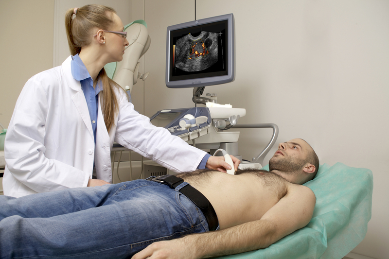 Bác sĩ tim mạch đang thực hiện siêu âm tim cho bệnh nhân